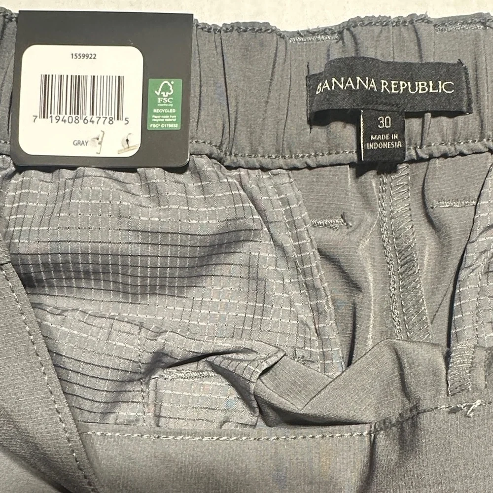 NWT Banana Republic Gray comfort flat front Shortsw pockets & zipper lightweight